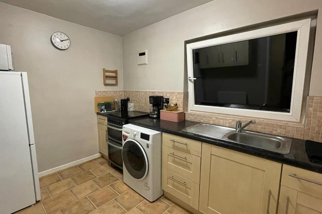 Cosy Flat For 4, Family Friendly, Private Parking, Close To Central London Exterior foto
