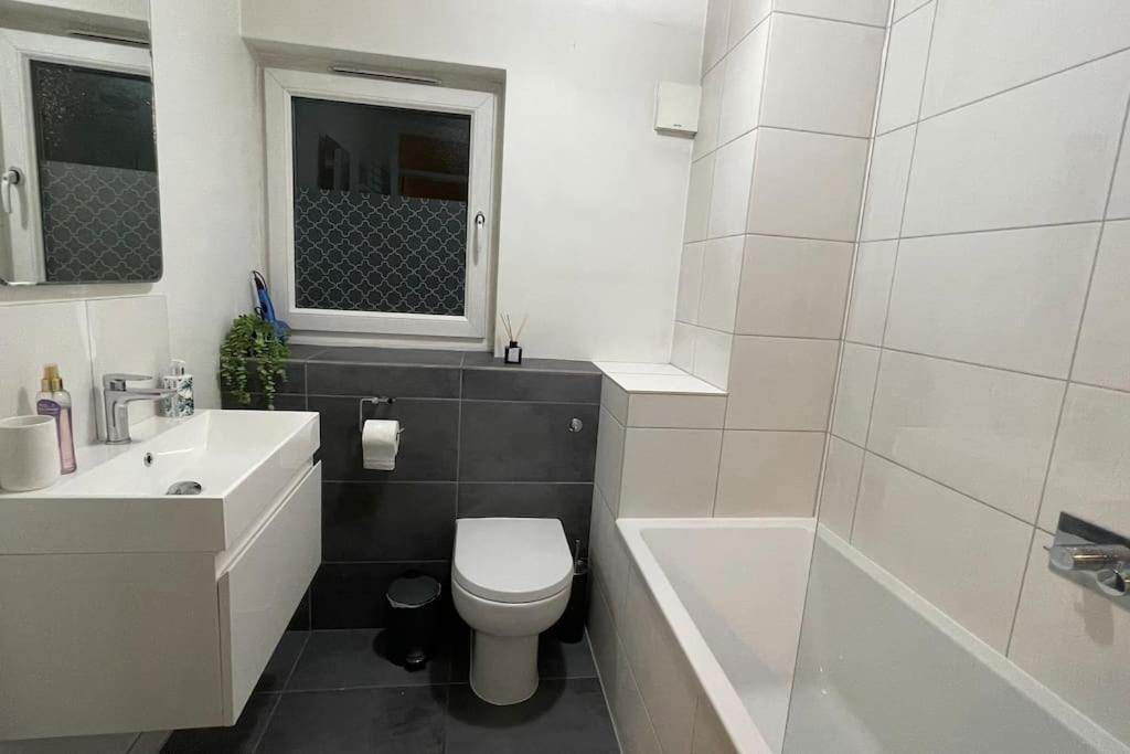 Cosy Flat For 4, Family Friendly, Private Parking, Close To Central London Exterior foto