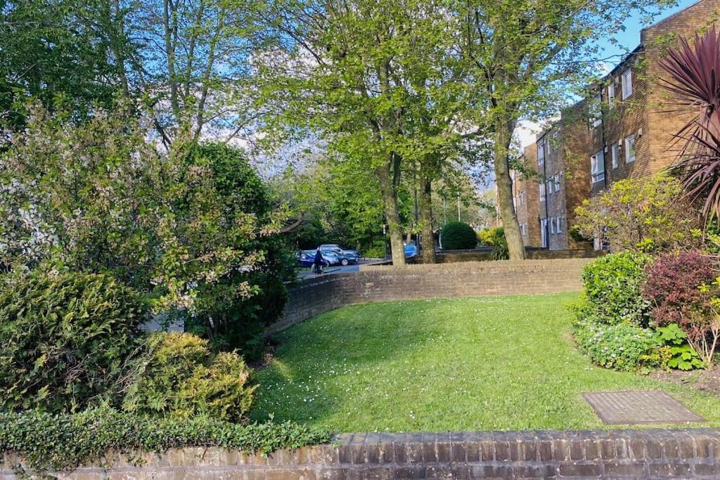 Cosy Flat For 4, Family Friendly, Private Parking, Close To Central London Exterior foto